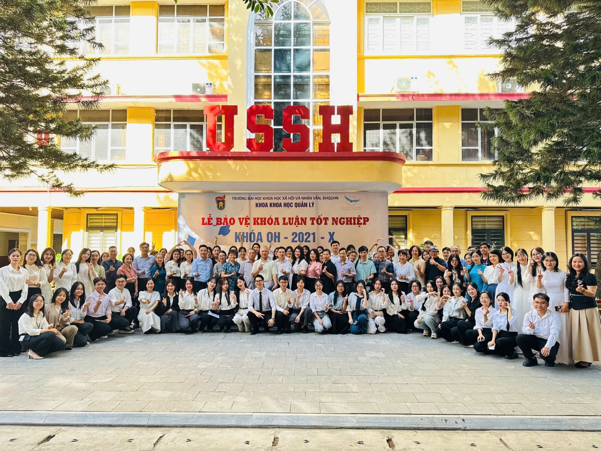 Lễ Bảo vệ Khóa luận Tốt nghiệp Khóa QH-2021-X: Ngày hội học thuật của Khoa Khoa học Quản lý